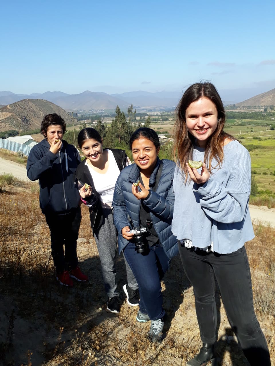 Grupo de jóvenes probando frutos locales durante un tour