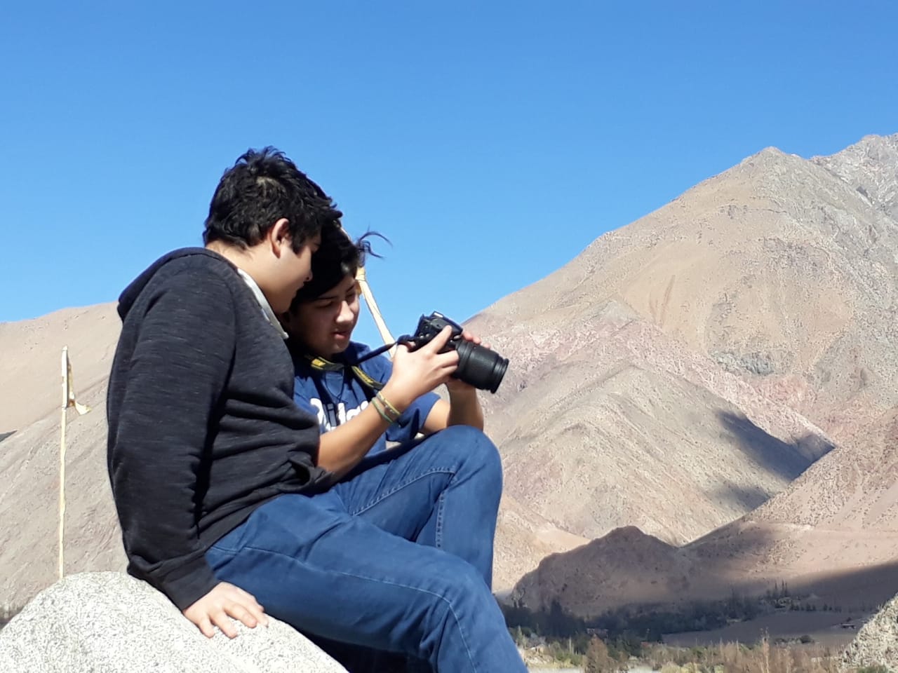 Jóvenes revisando fotografías durante un tour en el Valle de Elqui