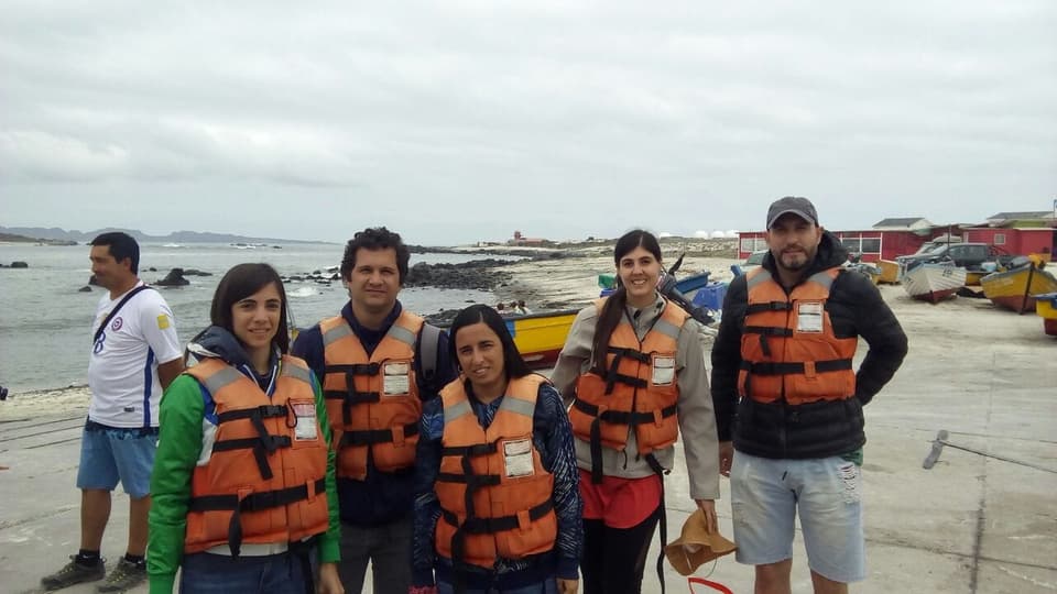 Grupo con chalecos salvavidas en la caleta antes de zarpar a Isla Damas