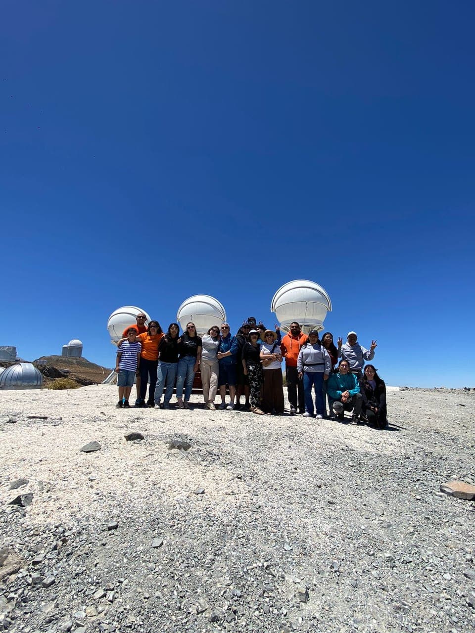 Grupo de turistas frente a las cúpulas de un observatorio astronómico
