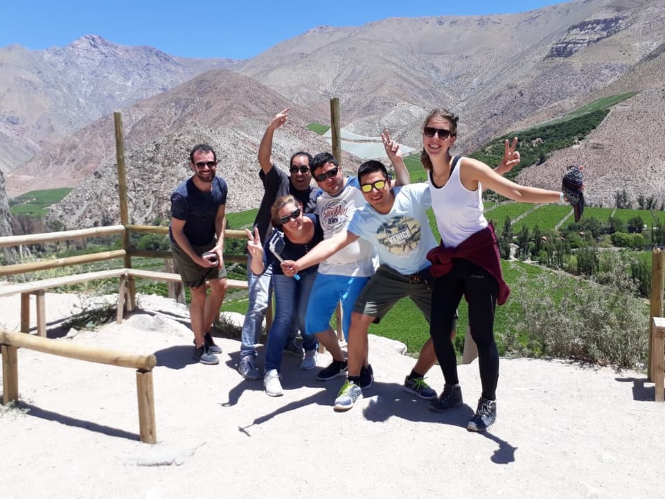 Grupo de turistas en mirador del Valle de Elqui con viñedos de fondo